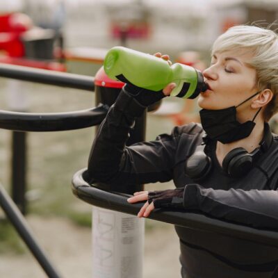 Para cuidar do cabelo de academia, prenda-o com acessórios suaves como scrunchies de seda, evitando penteados apertados que q