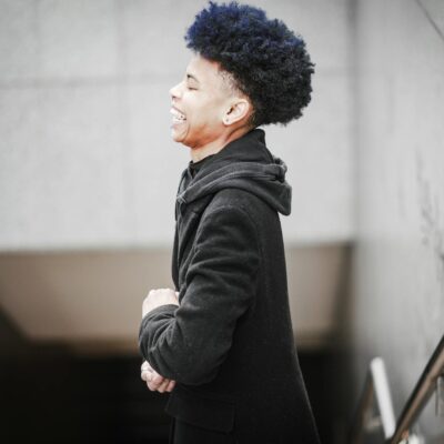 Para cabelos crespos 4A, 4B e 4C, a hidratação máxima envolve rotinas consistentes com produtos específicos, umectação regula