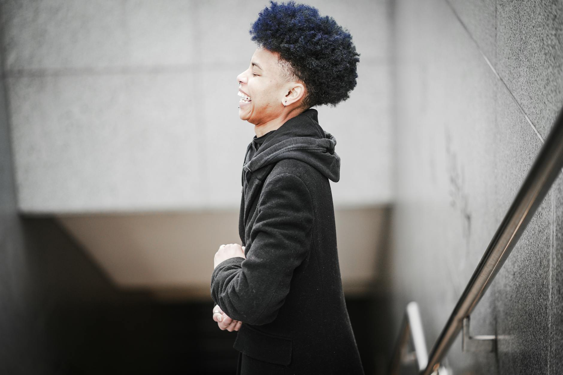 Para cabelos crespos 4A, 4B e 4C, a hidratação máxima envolve rotinas consistentes com produtos específicos, umectação regula