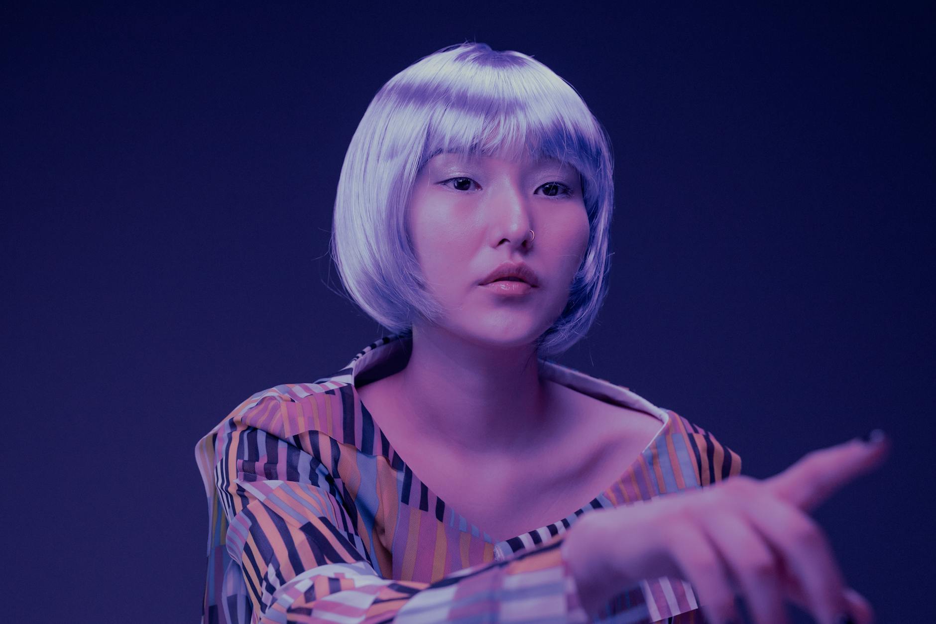 Para cabelos curtos e modernos, do Bixie ao Pixie radical, as opções são vastas e estilosas. O Bixie é uma fusão elegante de