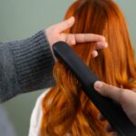 Para cabelos ondulados (2A, 2B, 2C) definirem as ondas sem pesar o fio, é crucial usar produtos leves e técnicas adequadas. I