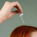 Para recuperar o cabelo elástico pós-descoloração, inicie com um plano de resgate imediato focado em reconstrução capilar int