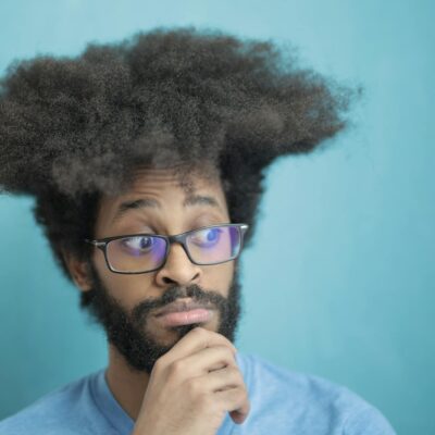 Para valorizar o volume natural e a definição em cabelos cacheados, cortes em camadas estratégicas como o Blunt Cut, camadas