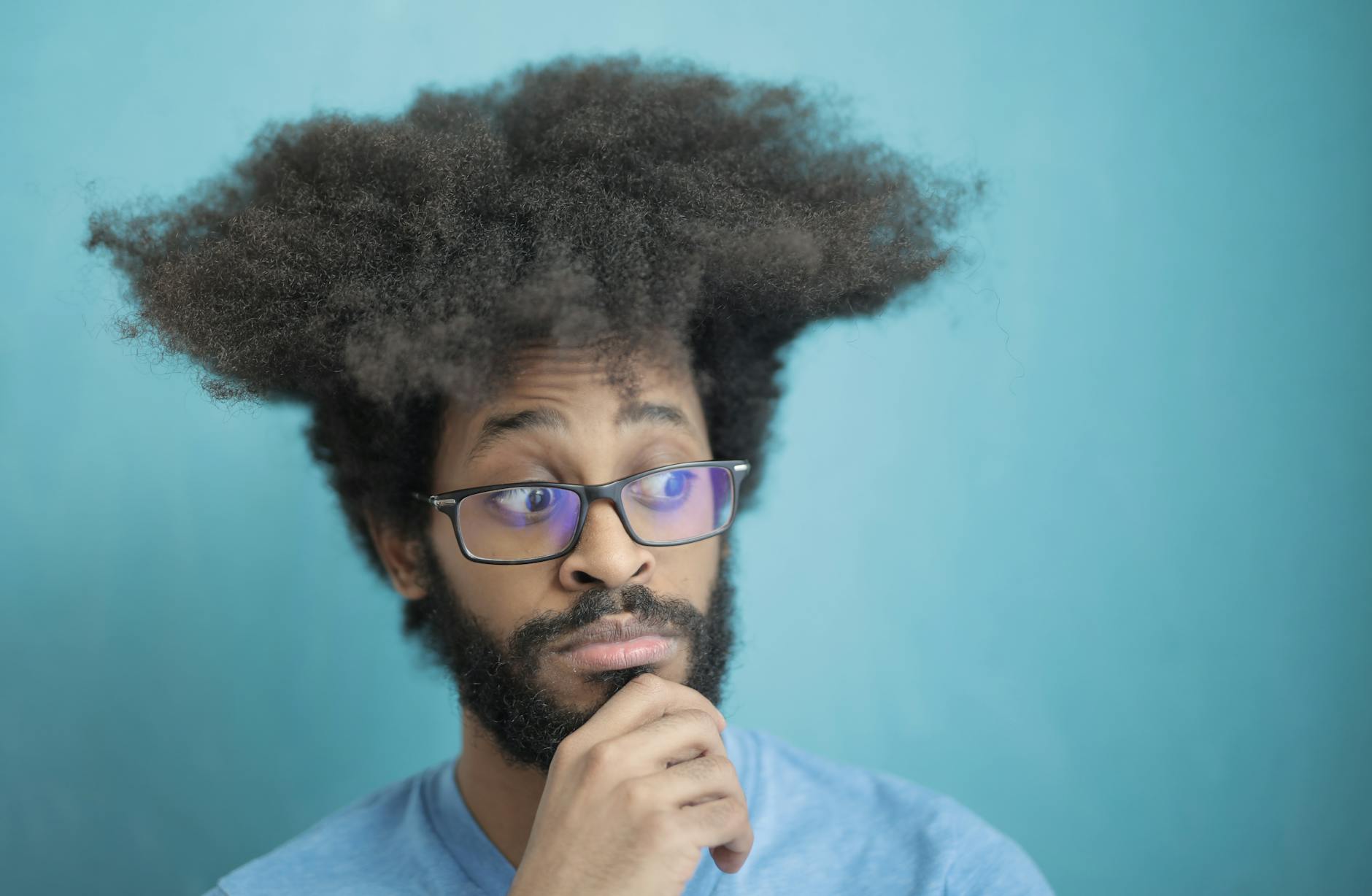 Para valorizar o volume natural e a definição em cabelos cacheados, cortes em camadas estratégicas como o Blunt Cut, camadas