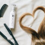 Para proteger o cabelo dos danos da água da piscina e do mar no verão, é essencial criar uma barreira protetora antes e depoi