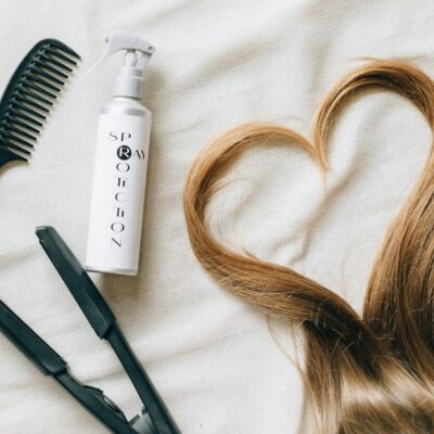 Para proteger o cabelo dos danos da água da piscina e do mar no verão, é essencial criar uma barreira protetora antes e depoi