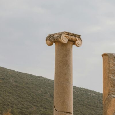 Para entender a diferença entre secadores com tecnologia de íons e cerâmica, é crucial saber que os íons negativos neutraliza