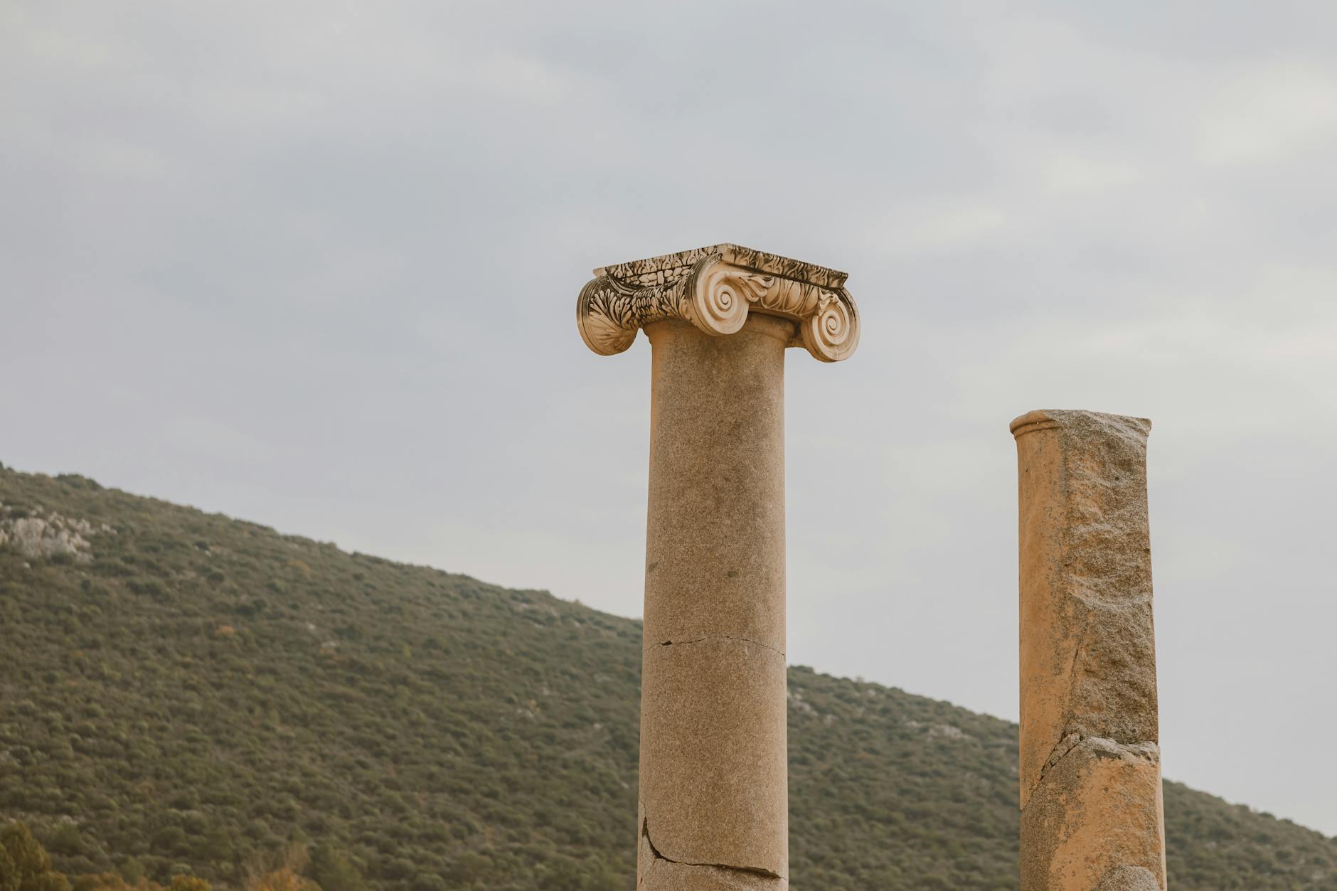 Para entender a diferença entre secadores com tecnologia de íons e cerâmica, é crucial saber que os íons negativos neutraliza