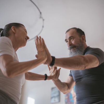 Para entender o envelhecimento capilar e como o cabelo muda após os 40 e 50 anos, é crucial saber que os fios tendem a ficar