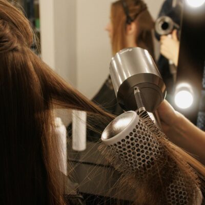 Para entender os prós e contras da escova secadora, é essencial saber que ela oferece praticidade e resultados de salão em ca