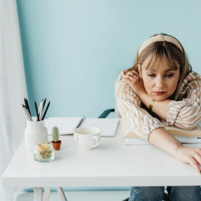 Para escolher o modelo ideal de franjas curtain bangs para cada formato de rosto, é crucial entender as características do se