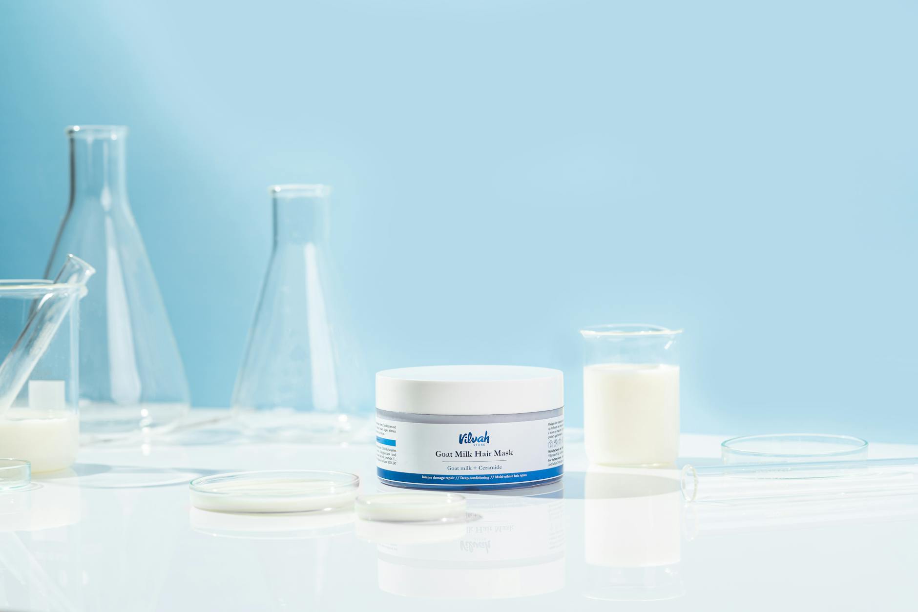 Para o frizz excessivo, é essencial entender que ele surge da cutícula capilar aberta. As causas ocultas incluem desidratação