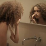 Para Hidratação para Crespas: Por que a água sozinha não é o suficiente?, a água pura não basta devido à estrutura única dos