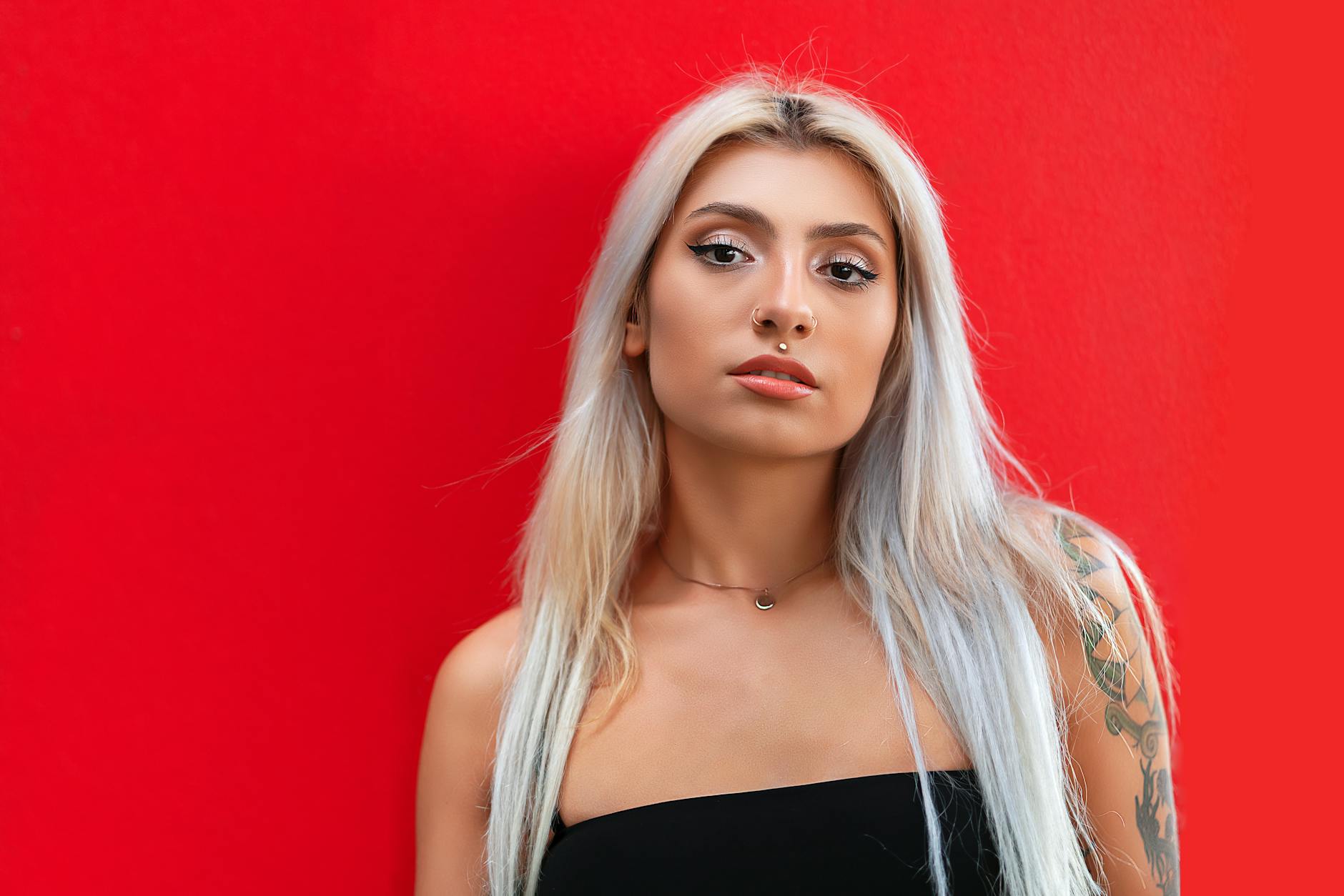 Para ter um Loiro Platinado Saudável com fios brancos sem quebra, é fundamental investir em um processo de descoloração profi