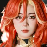 Para ter mechas criativas com cores fantasia como rosa, azul ou lilás, é fundamental descolorir os fios e usar tintas semiper