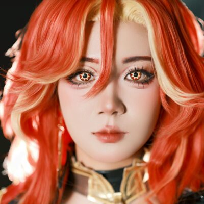 Para ter mechas criativas com cores fantasia como rosa, azul ou lilás, é fundamental descolorir os fios e usar tintas semiper