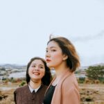 Para Morena Iluminada: As técnicas de balaiagem mais naturais para 2026 envolvem a aplicação estratégica de mechas finas e su