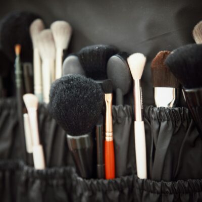 Para *O Guia do Pente Ideal: Qual escova usar para cada tipo de cabelo*, a escolha correta da escova é crucial para a saúde e