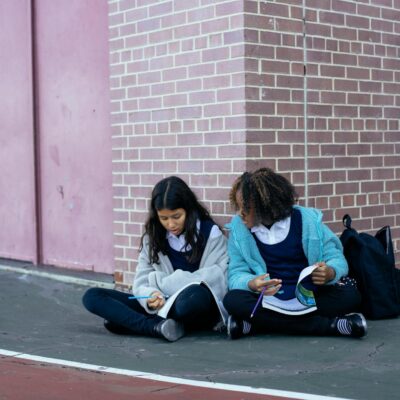 Para revitalização no Day After, produtos que devolvem a forma aos fios sem lavar incluem ativadores de cachos, sprays revita