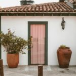 Para Tendências de Cores para o Inverno 2026: Tons terrosos e acobreados, a estação será marcada por uma paleta que evoca aco