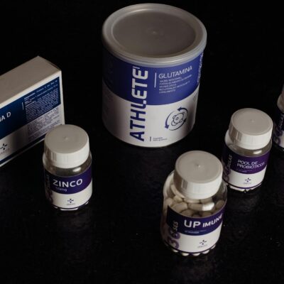 Para ter cabelos fortes e saudáveis de dentro para fora, vitaminas como Biotina (B7), A, C, D, E, e minerais como Ferro e Zin