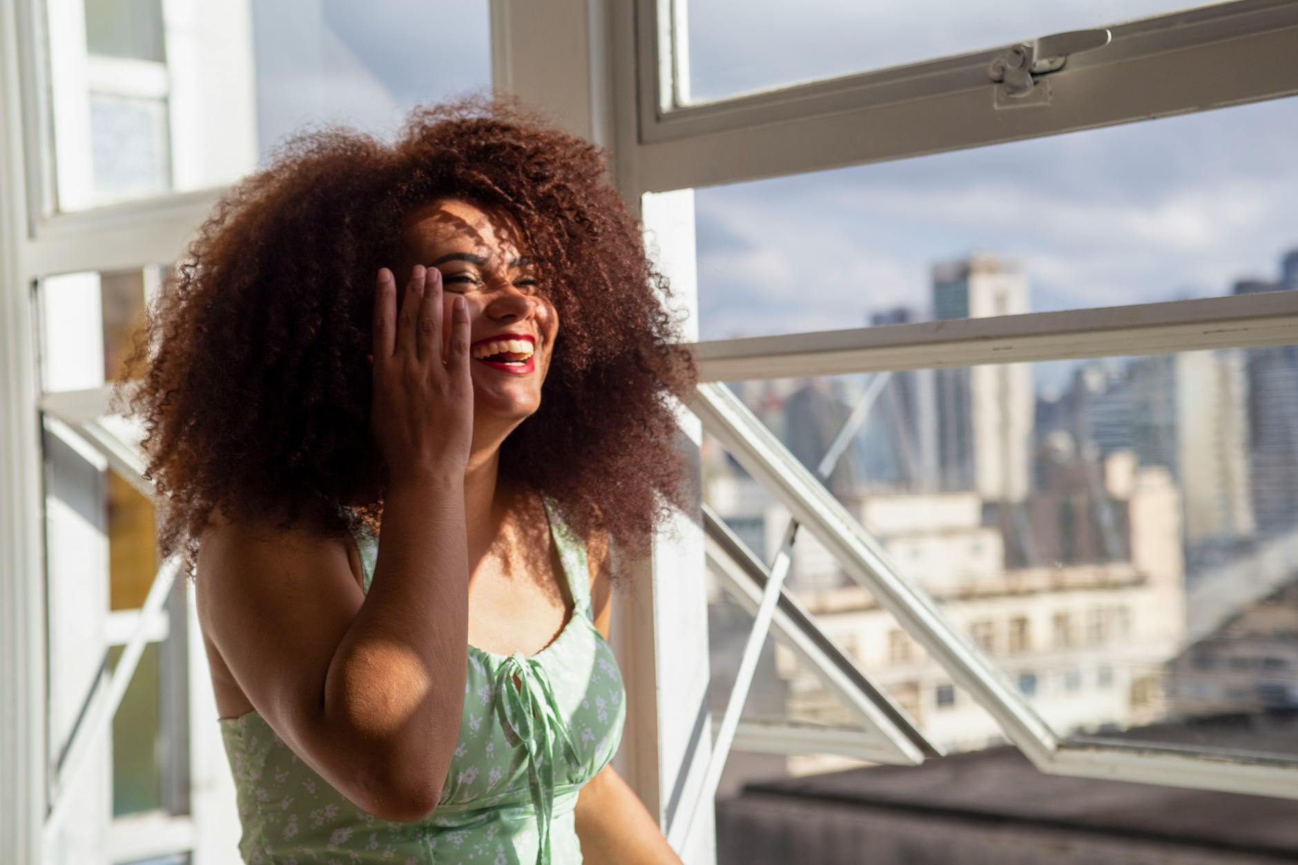 Desvende os Segredos: Como Acabar com o Frizz no Cabelo Cacheado e Ter Cachos Definidos — como acabar com o frizz no cabelo c