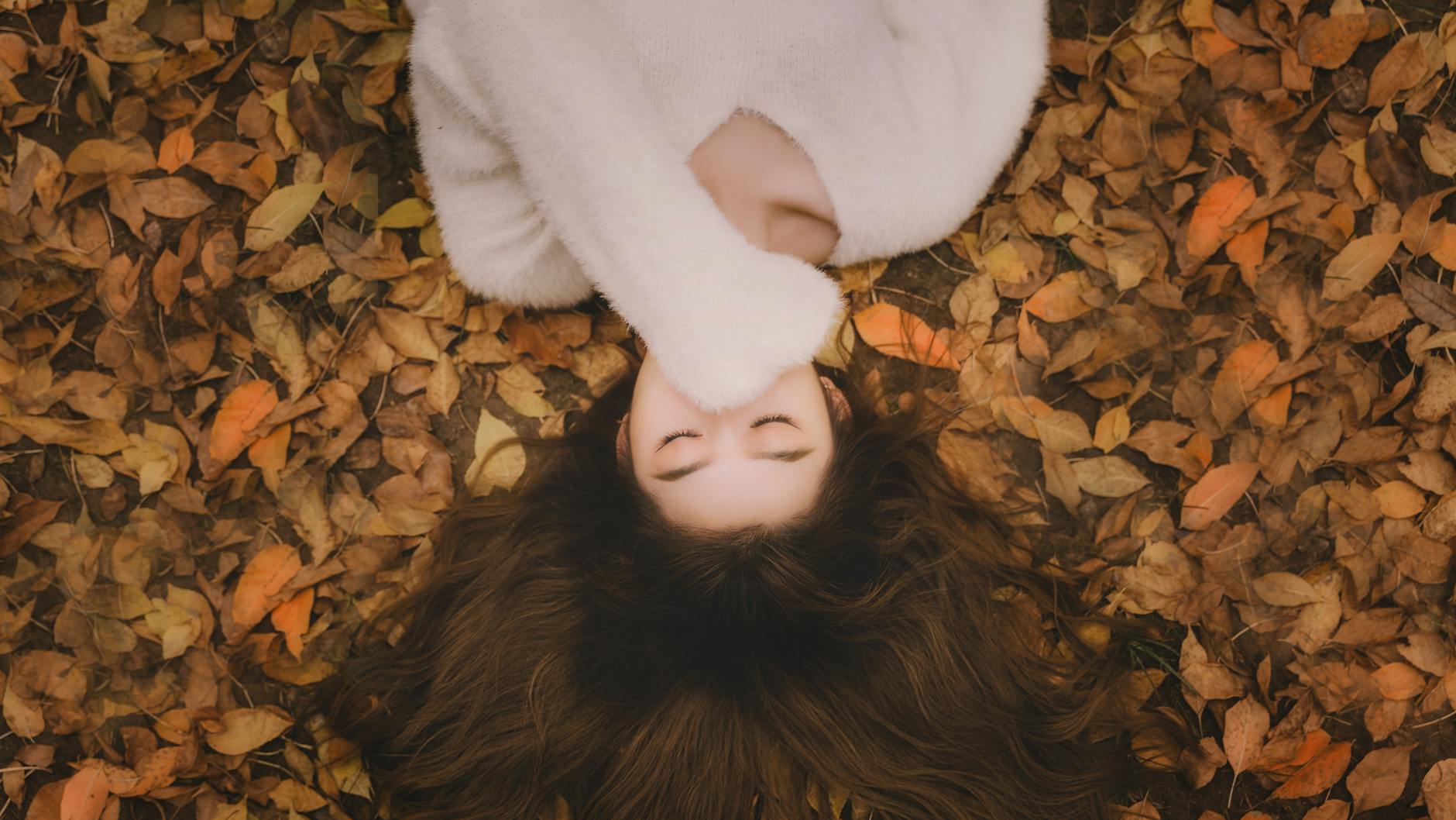 Queda de Cabelo Sazonal: Entenda Por Que Seu Cabelo Cai Mais em Certas Épocas do Ano e Como Agir — por que o cabelo cai mais